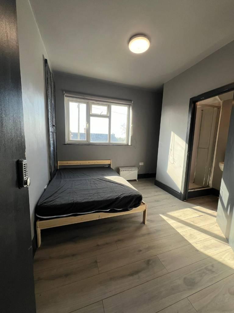 ZappAds Luxurious Studio Flat in Coalville (LE67 5EX) with shared kitchen